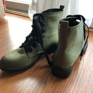 Forest green combat boots with velvet laces💚